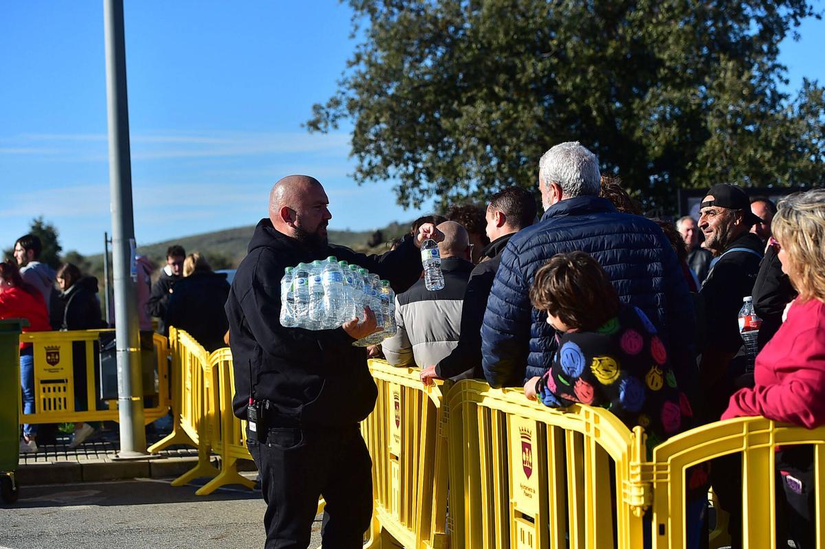 Asistentes al homenaje póstumo a Robe Iniesta, cantante y compositor de Extremoduro, en el Palacio de Congresos de Plasencia, su ciudad natal. Plasencia, 14 de diciembre de 2025. Fotografía de Toni Gudiel.