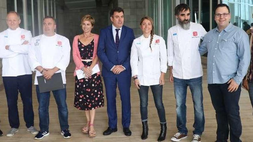 El conselleiro Román Rodríguez y Nava Castro, flanqueados por los cocineros. // Xoán Álvarez