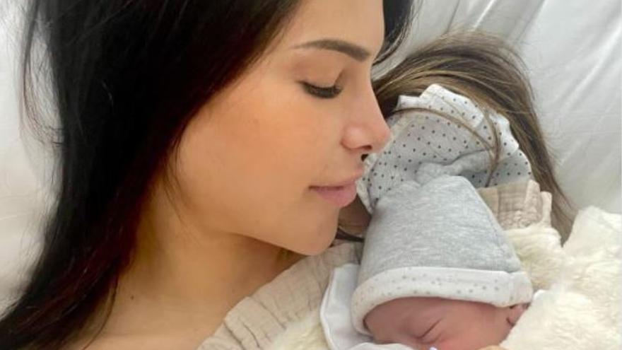 Carla Barber da a luz a su primer hijo, Bastian