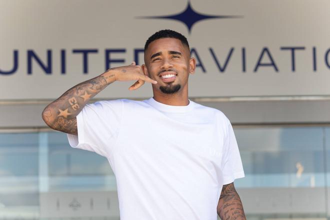 Gabriel Jesús aterriza en Barcelona para firmar por el Barça: "La rodilla, perfecta"