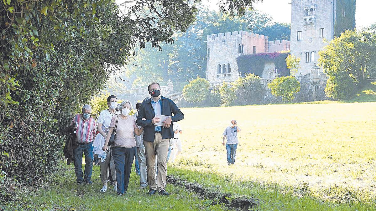 Primera visita a Meirás, protagonizada por represaliados del franquismo. | Carlos Pardellas