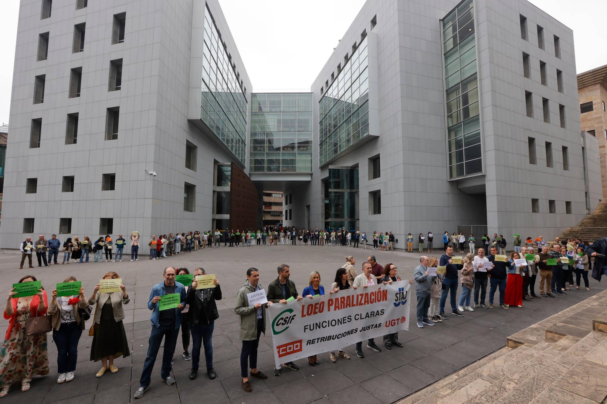 EN IMÁGENES: La huelga de funcionarios, contra viento y marea en Asturias