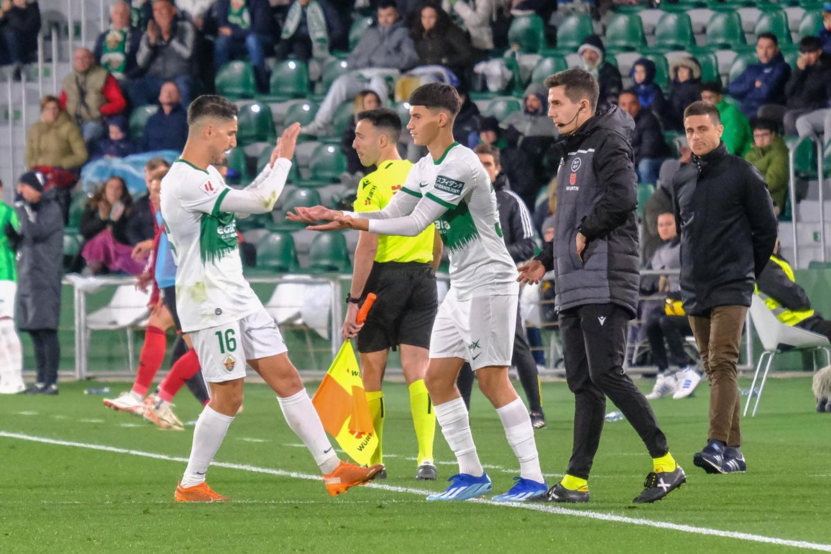 Fidel deja el campo en su último partido con el Elche, en diciembre frente al Mirandés