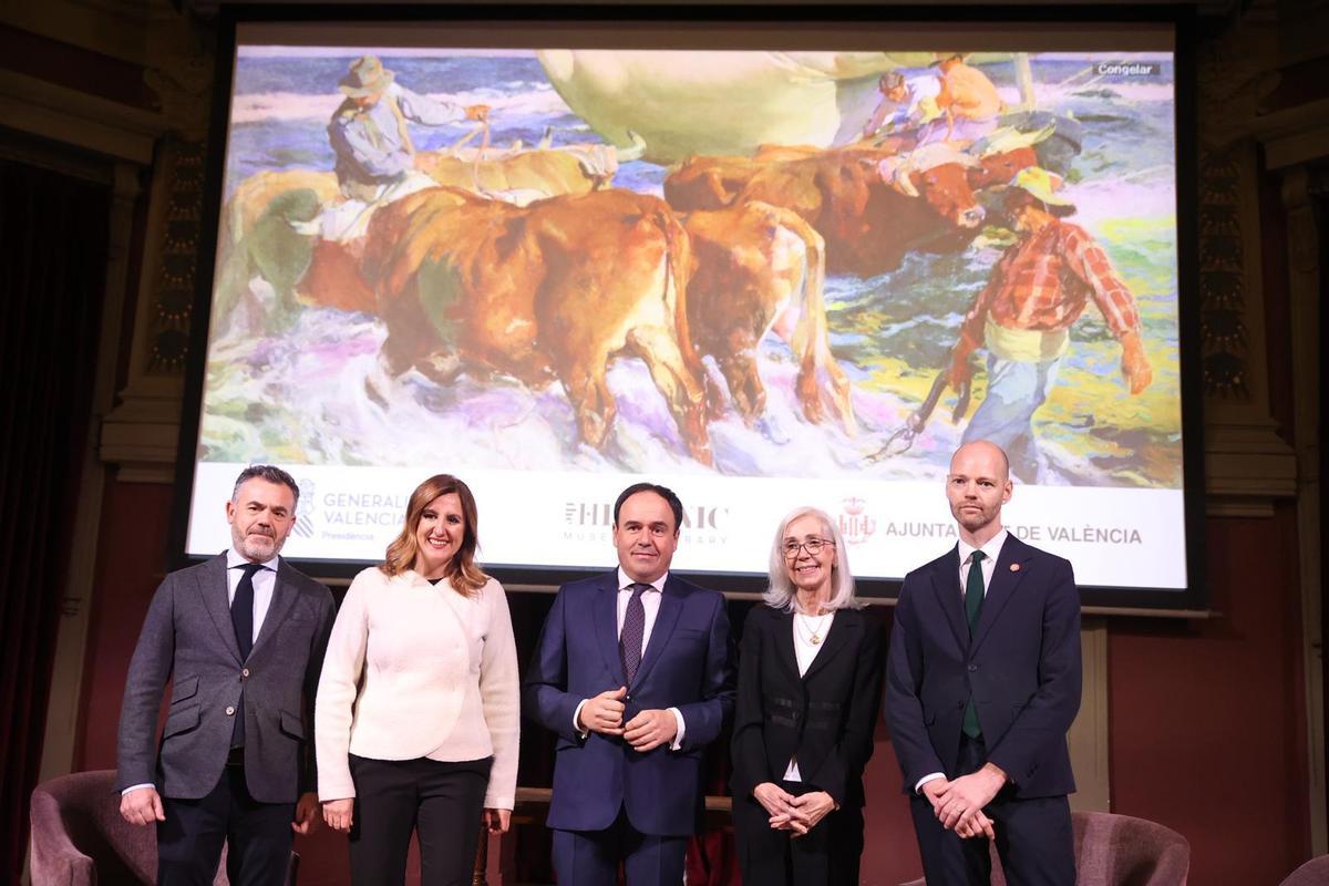Los responsables de la Generalitat, ayuntamiento e Hispanic con la bisnieta de Sorolla.
