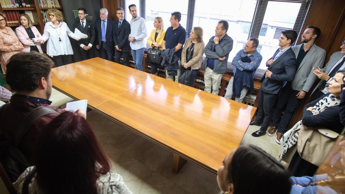 Mónica San Emeterio con su equipo presenta la candidatura a decana del Colegio de Abogados de Elche