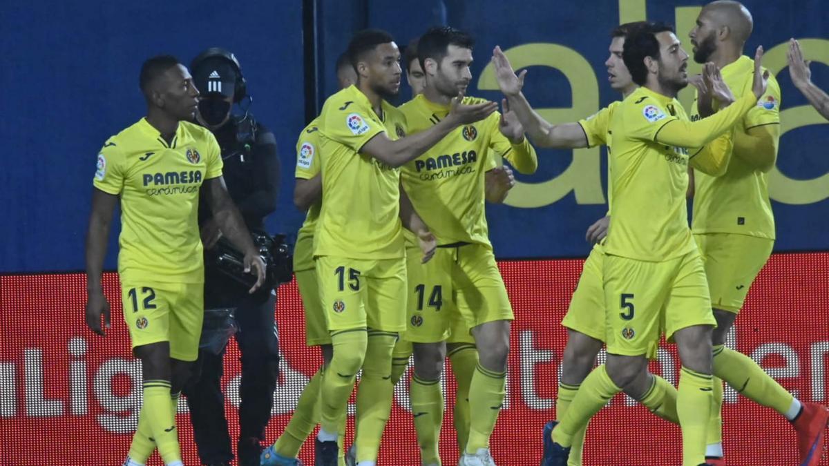 Los futbolistas del Villarreal celebran el gol de Danjuma.