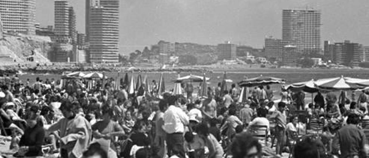 Arriba, la playa de San Juan y, sobre estas líneas, el Postiguet, en 1970.