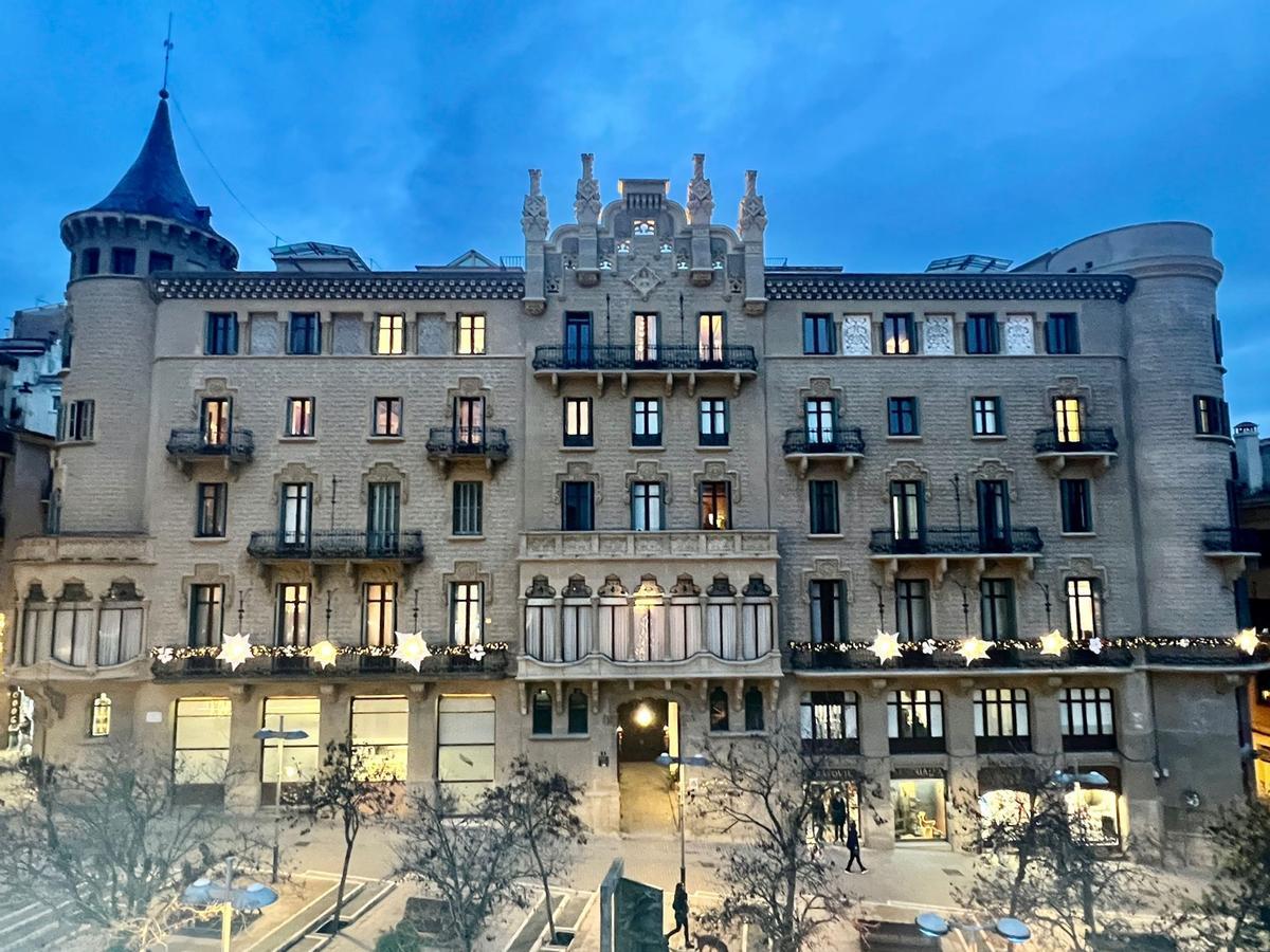 Vista de ca la Buresa amb els pinacles recuperats al capdamunt de la façana central