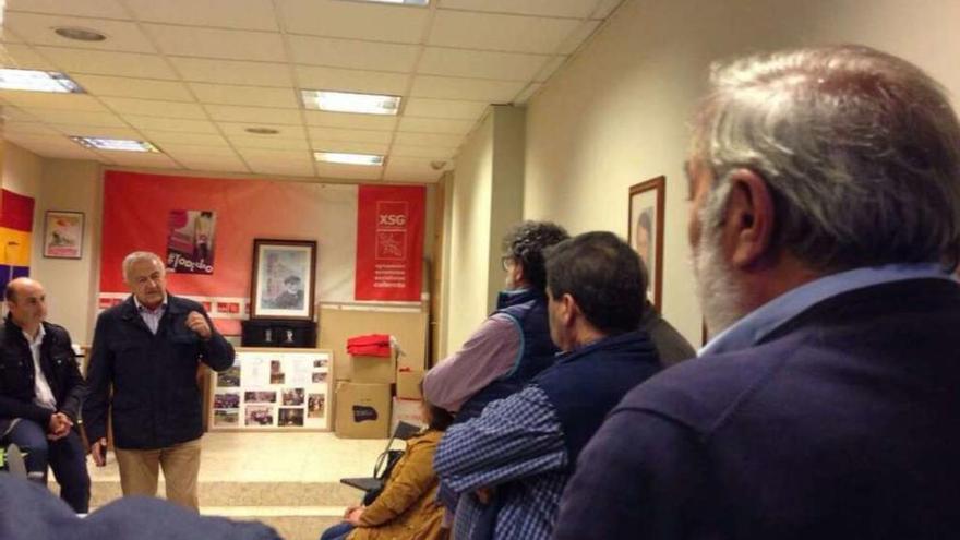 José Luis Méndez Romeu, ayer, en un encuentro con militantes en Culleredo.