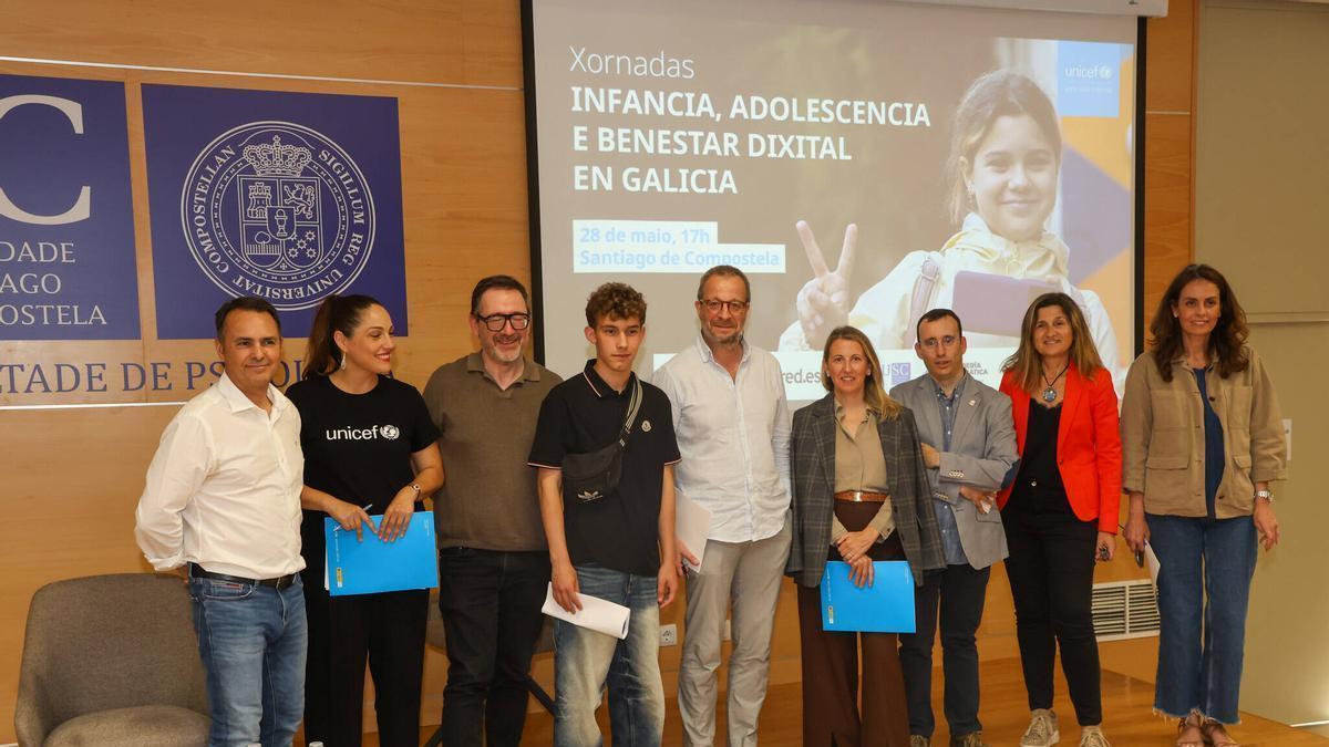 Ponentes en la jornada sobre "Infancia, adolescencia y bienestar digital", este jueves, en Santiago.