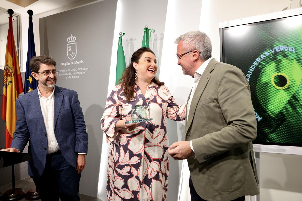 Mª Cruz Ferreira, secretaria autonómica de Energía, Sostenibilidad y Acción Climática de la Región de Murcia, recibió también de manos de Ecovidrio un reconocimiento por su implicación en la campaña