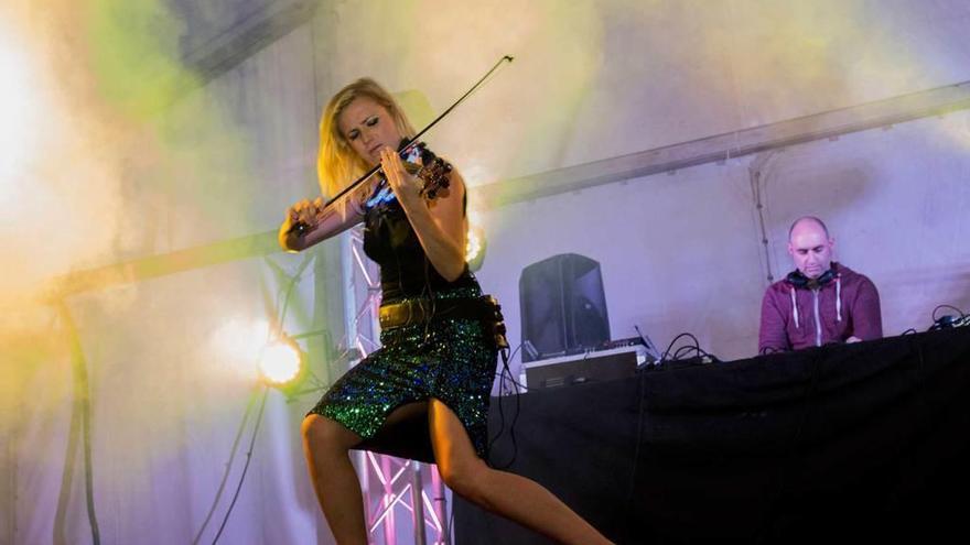 La violinista Silvia Carbajal, con Oliver Ronan &quot;pinchando&quot;, durante la actuación en Montecerrao.