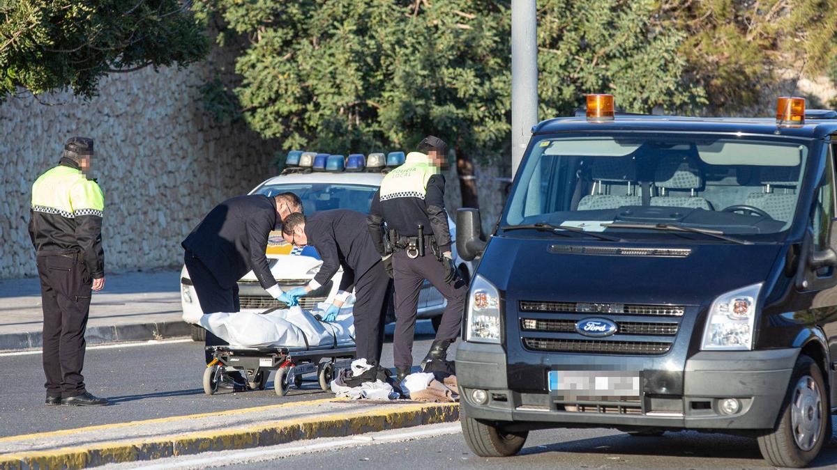 Un accidente de tráfico con una moto en la carretera de la Cantera se ha saldado con con el fallecimiento de dos jóvenes.