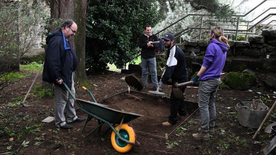 Arrancan las excavaciones en el Adro Vello de San Salvador para buscar el ADN de Colón