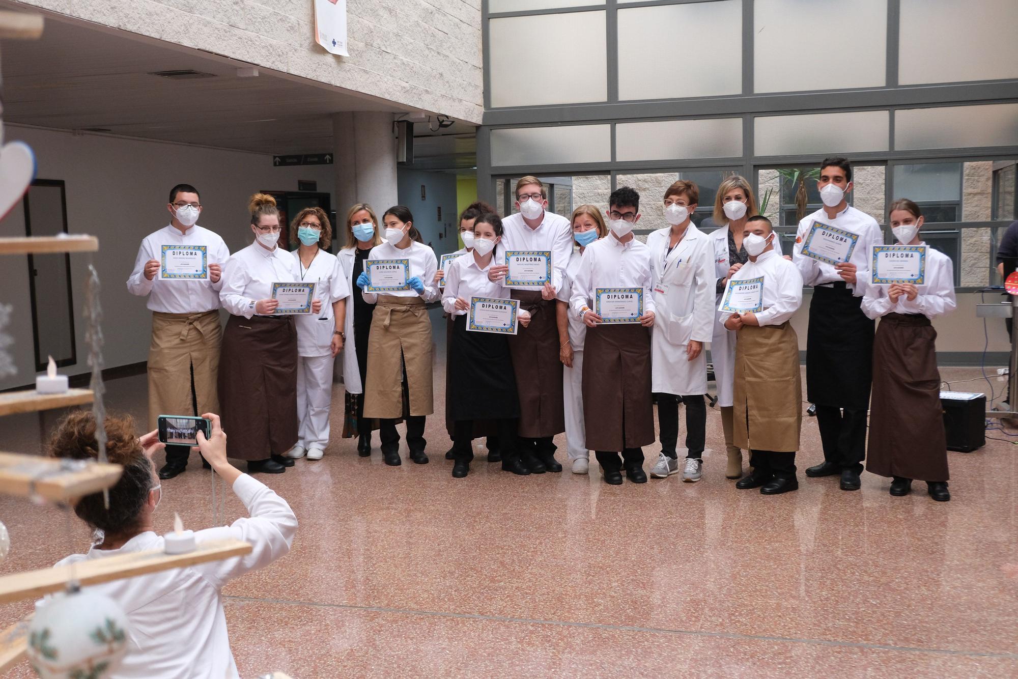 Los alumnos del CIFP Canastell protagonistas del acto de encendido del árbol de Navidad del Hospital de San Juan