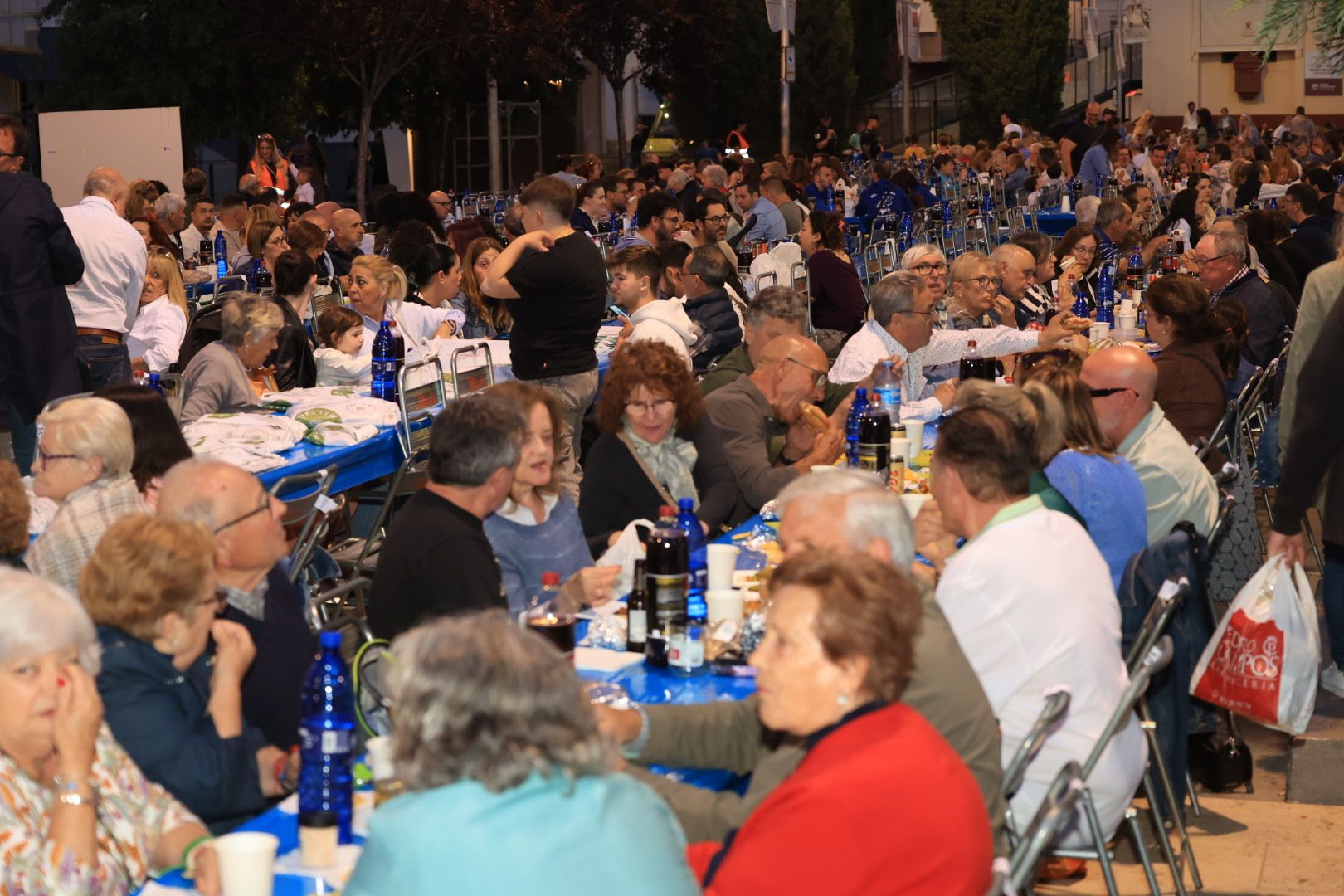 Búscate en la galería de fotos del 'sopar de pa i porta' en las fiestas de Almassora