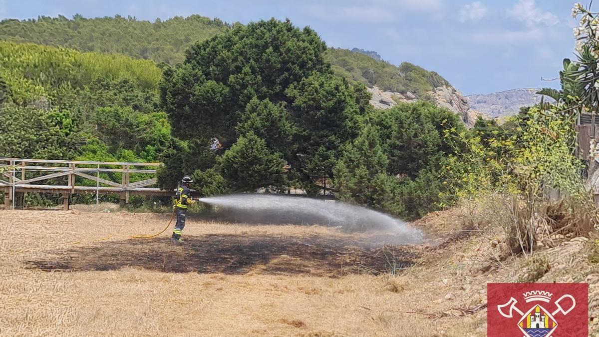 El pequeño incendio agrícola extinguido hoy en Cala Nova