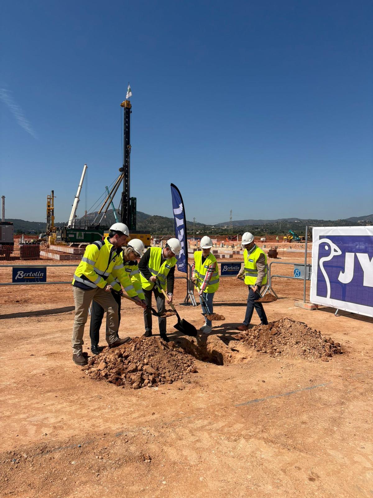 Momento en el que los representantes institucionales y de la multinacional han colocado la primera piedra del centro logístico de Jysk.