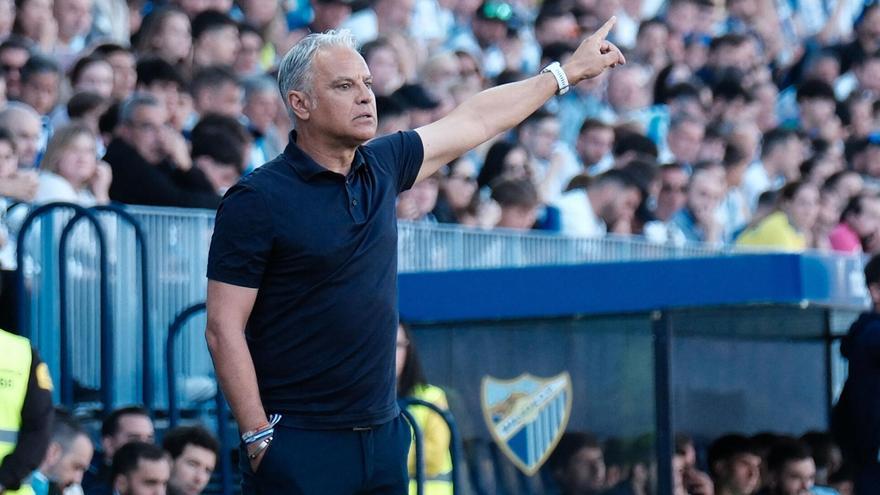 El entrenador del Málaga CF, Sergio Pellicer, durante el encuentro de este domingo ante el CD Castellón.