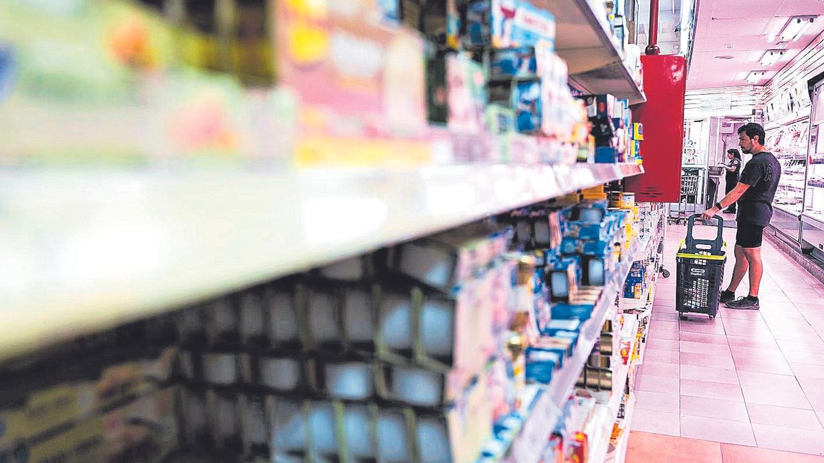 Compradores en un supermercado