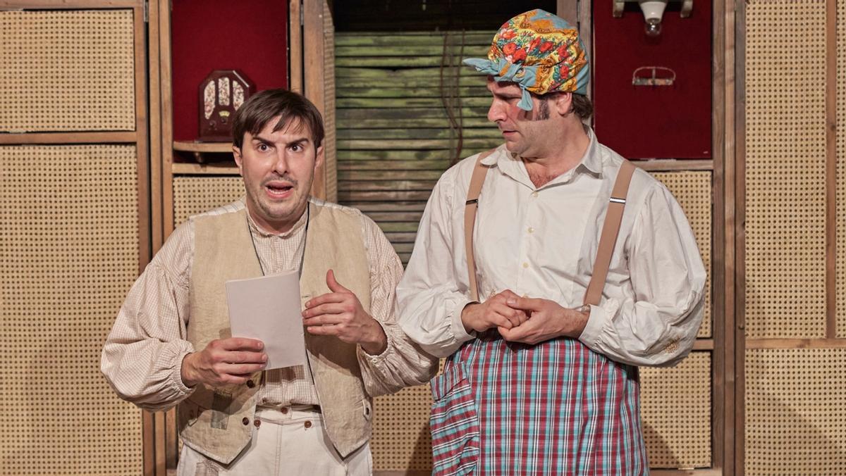 Ricard Farré (derecha) se convierte en Paula, la entrometida vecina.