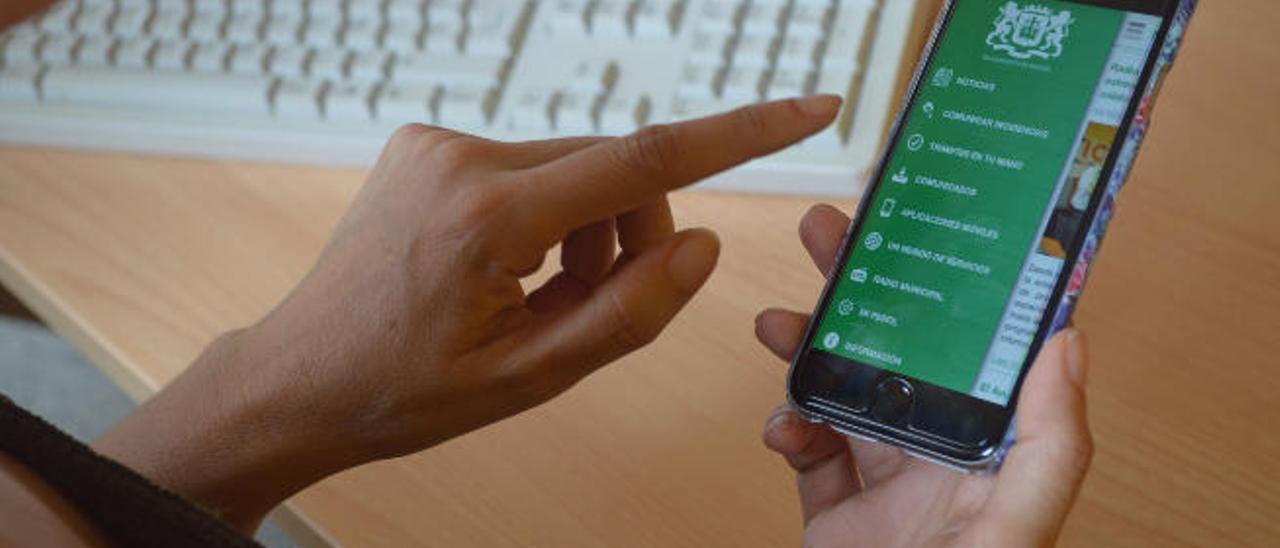 Una usuaria accede a los servicios de al aplicación móvil municipal.