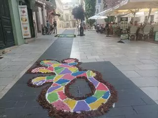 Les catifes de Corpus omplen de color l'entorn de Sant Pere de Figueres
