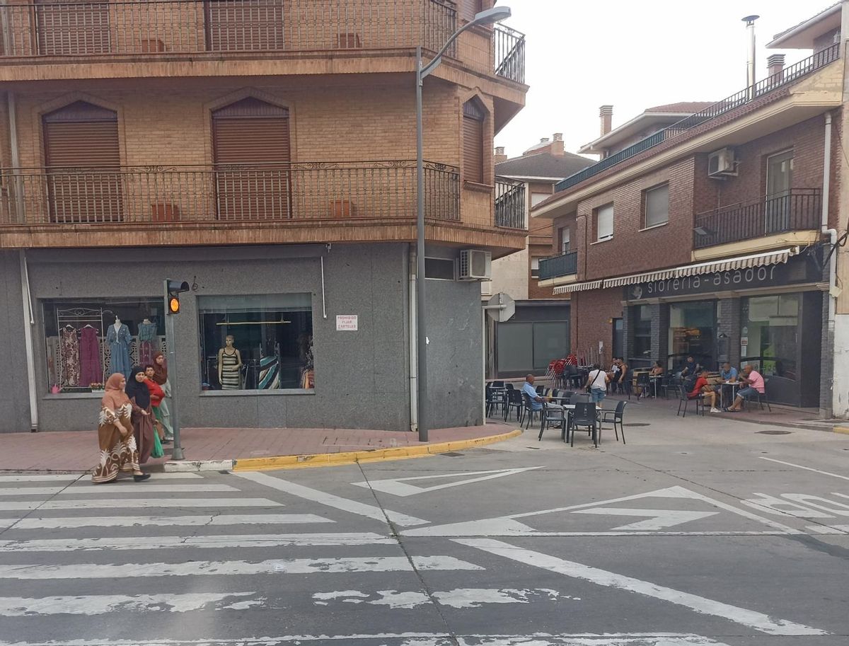 Varias mujeres pasan por una de las calles del centro de Milagro, en Navarra, el pueblo de Santos Cerdán.