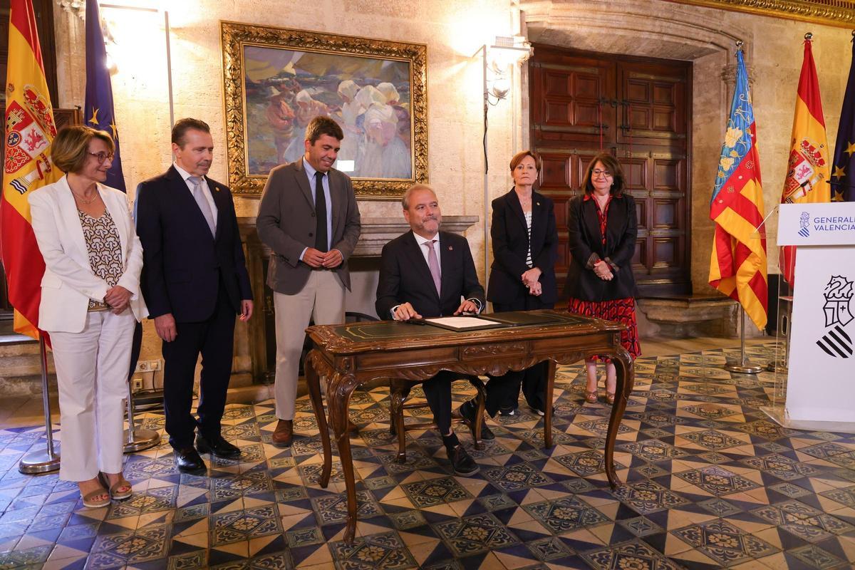 El rector de la UMH, Juan José Ruiz, durante la firma del convenio de financiación en el Palau de la Generalitat