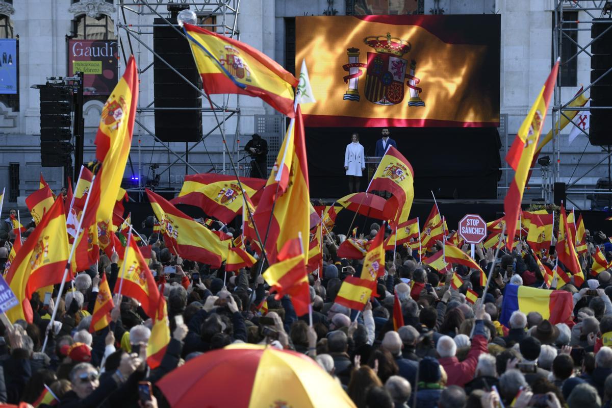 Miles de personas claman contra el Gobierno de Sánchez en Madrid | FOTOS