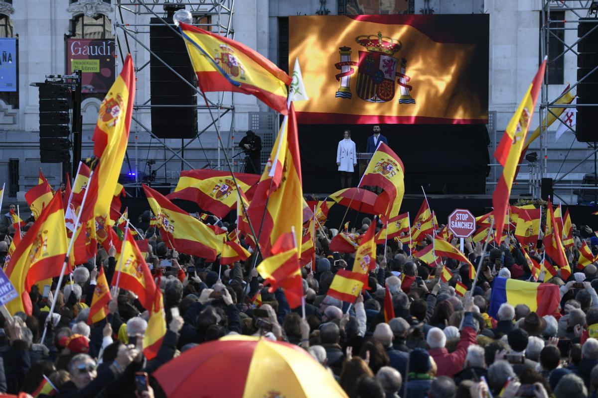 MADRID, 21/01/2023.- Miles de personas llenan esta sábado la plaza de Cibeles de Madrid con banderas de España, convocadas por diversas asociaciones para protestar contra el Gobierno de Pedro Sánchez y en defensa de la Constitución. EFE/Víctor Lerena