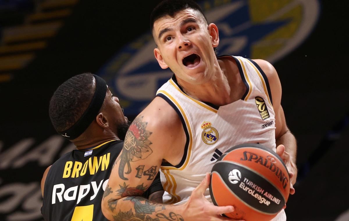 Deck, en una acción del primer cuarto ante el Maccabi