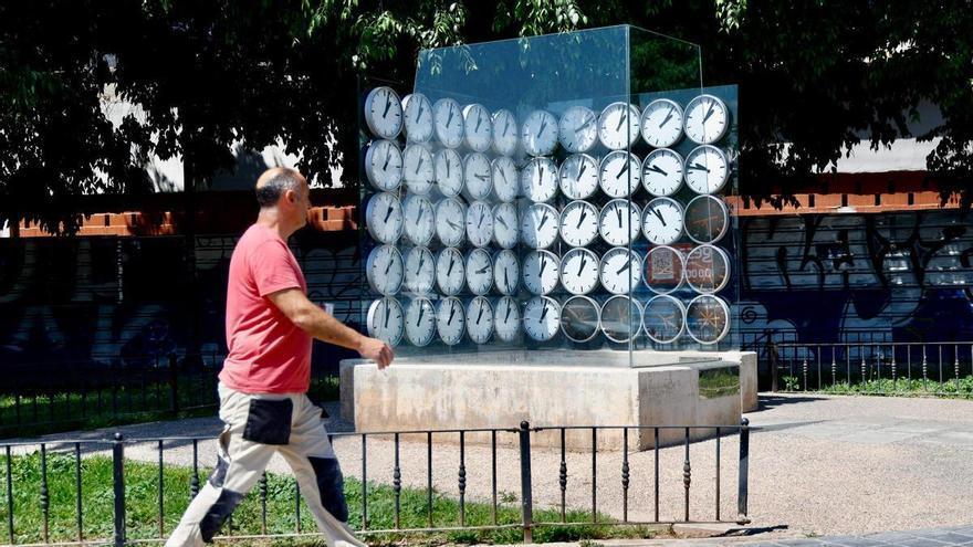 Los relojes del monumento a las víctimas del metro de València vuelven a marcar las 13.03 horas