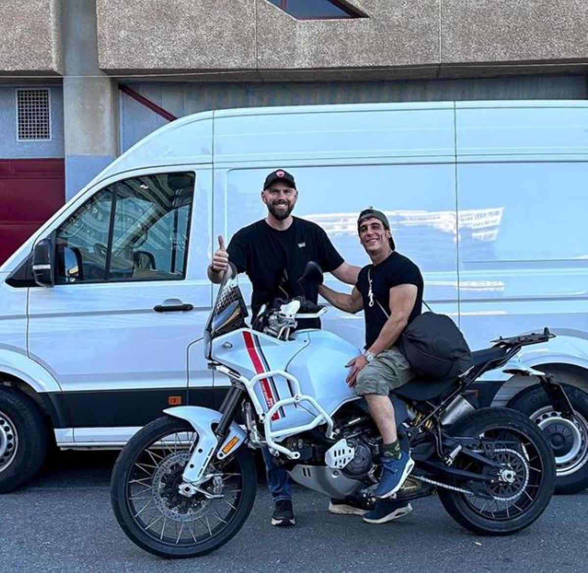 Miguel Herrán, con su moto en Gran Canaria.