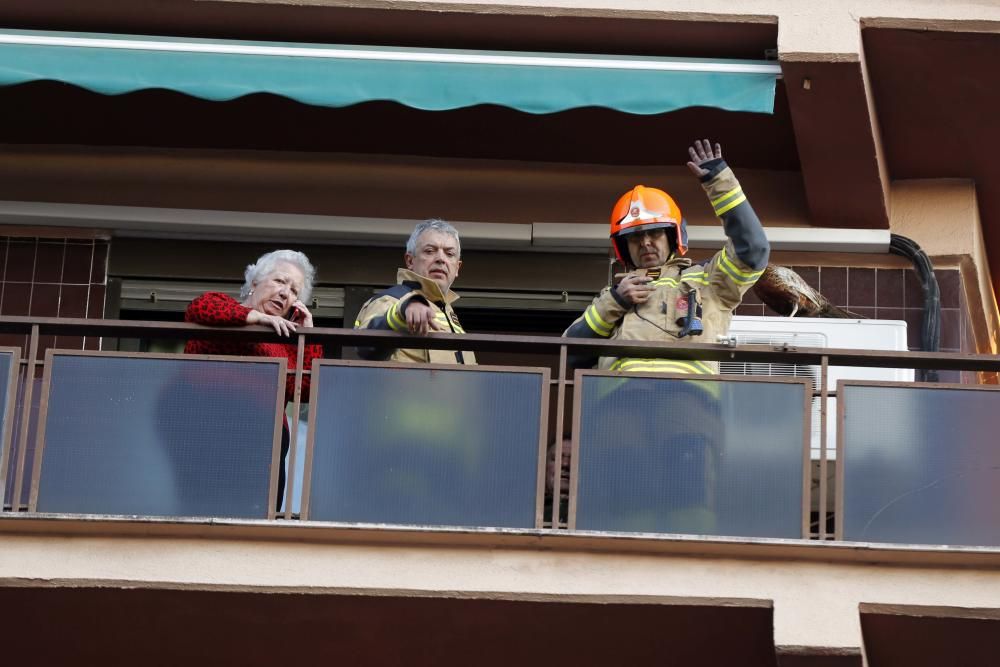 Dos niños intoxicados y una mujer herida en un incendio en Patraix