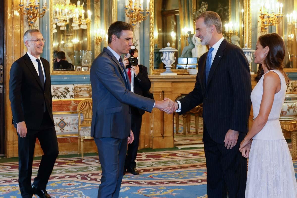 El rey Felipe y la reina Letizia, vestida por Felipe Varela, reciben en el Palacio Real a Pedro Sánchez para celebrar el 40º aniversario de España en la OTAN