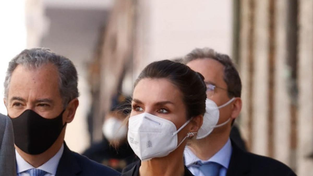 El moño de bailarina que la reina Letizia ha combinado con su falda de cuadros príncipe de Gales de Massimo Dutti