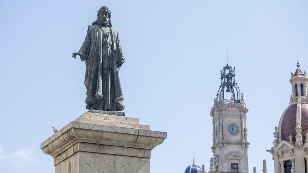 Vista panorámica de la estatua de Vinatea con el reloj del ayuntamiento al fondo.