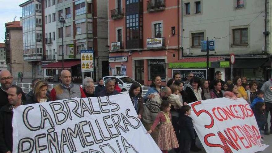 Los manifestantes, ayer, en el puente de Llanes.