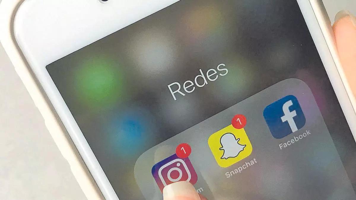 Una usuària clica el logotip d’Instagram per consultar el seu compte