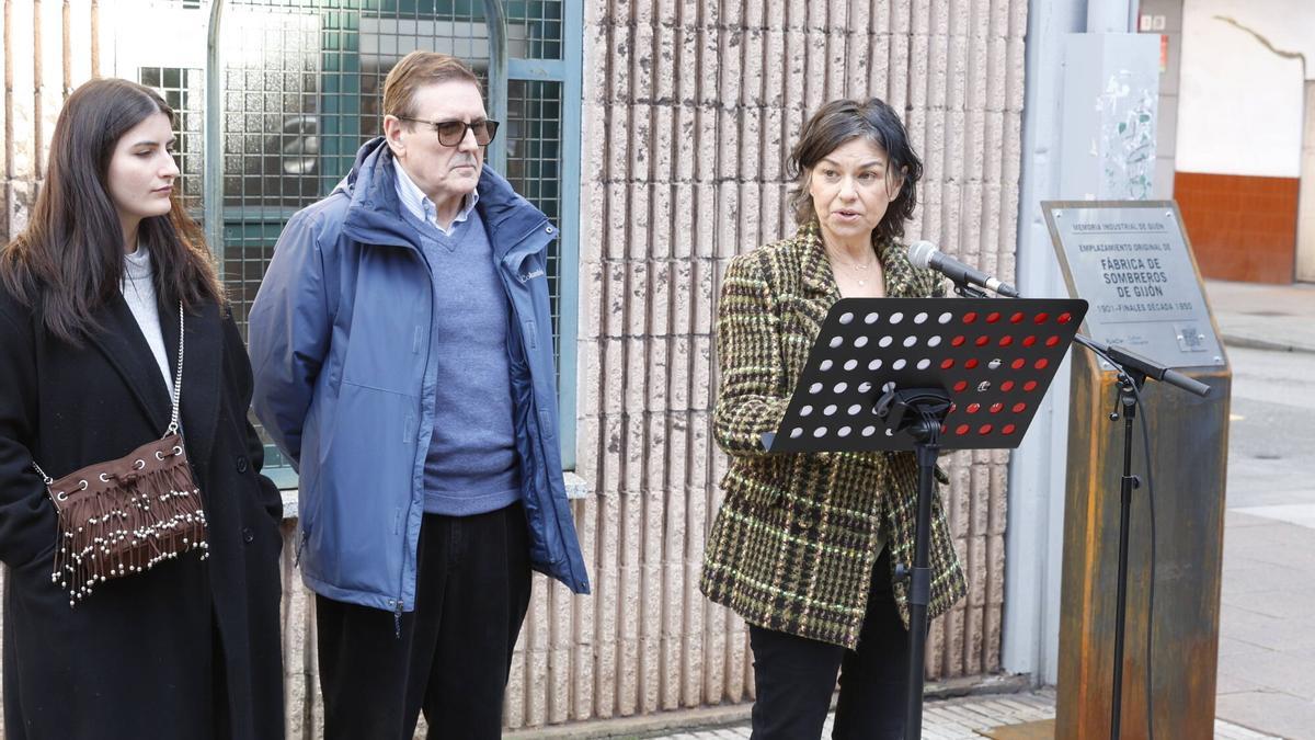 Gijón Oeste renueva las placas en homenaje a sus histórica industrias: en imágenes