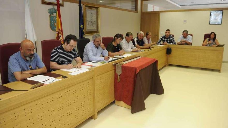 Concejales de la Corporación municipal y habilitados nacionales de Carral, durante un pleno.