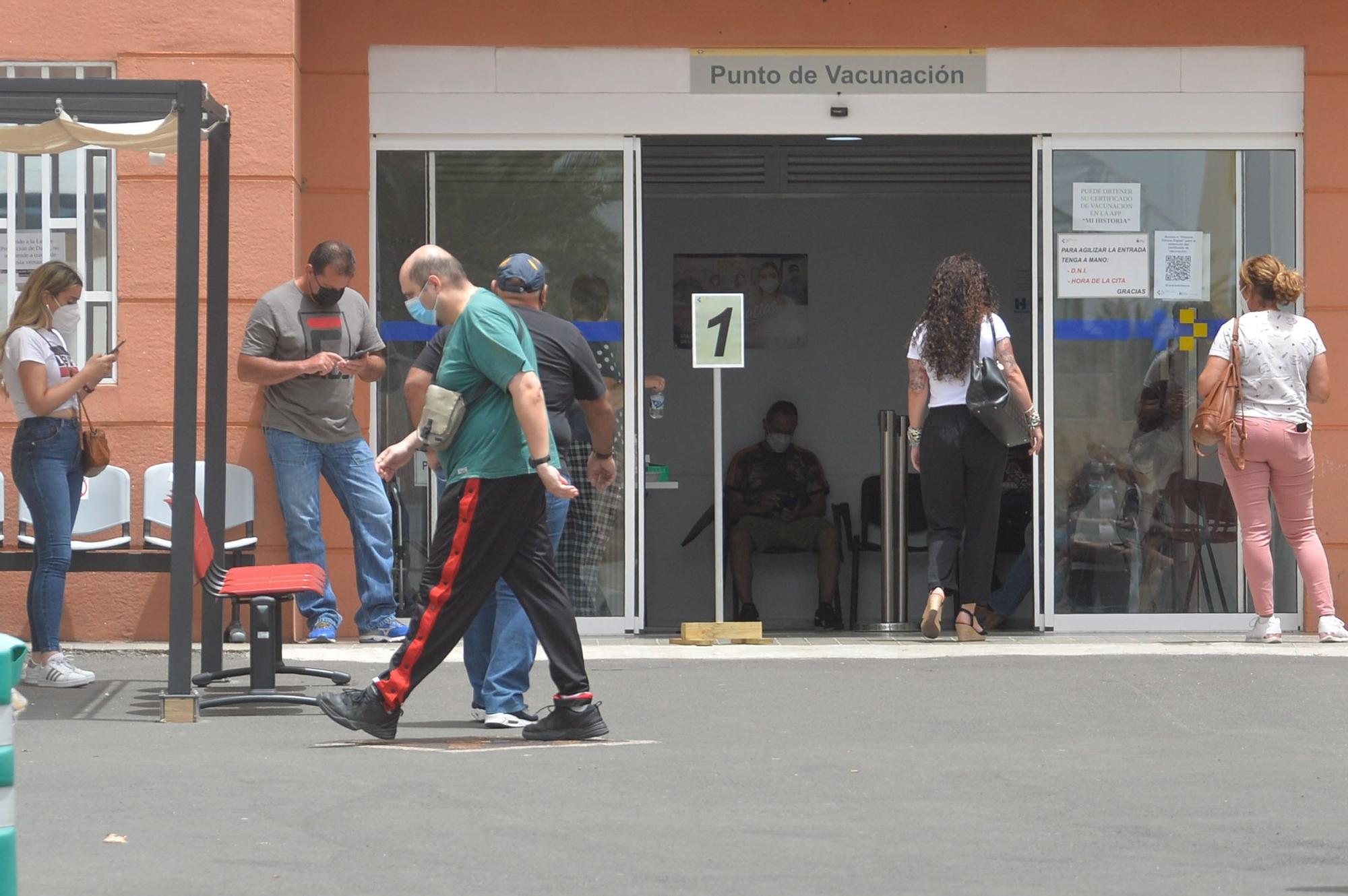 Largas colas para vacunarse contra la COVID-19 en Infecar y el Materno