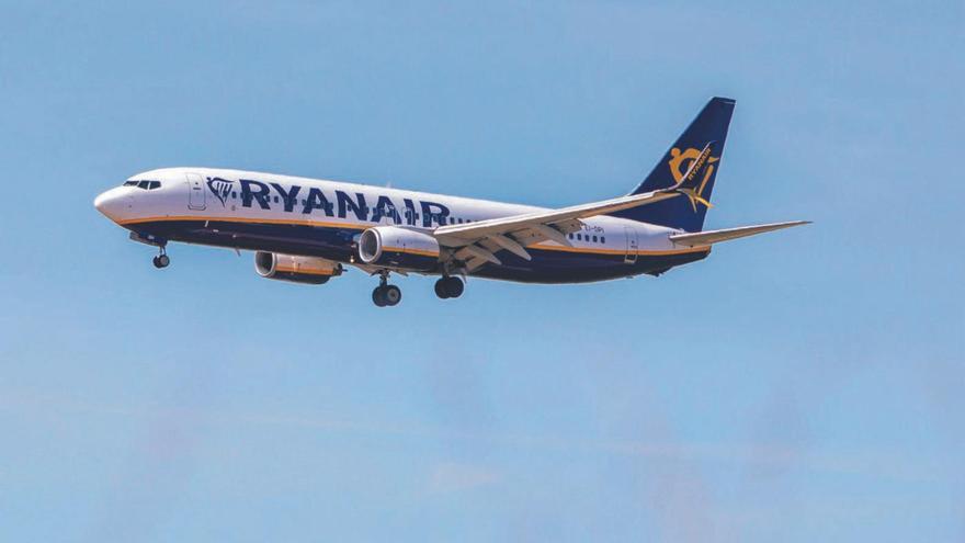 Ryanair cumple con la normativa, aplica el descuento de residente al final de la compra.