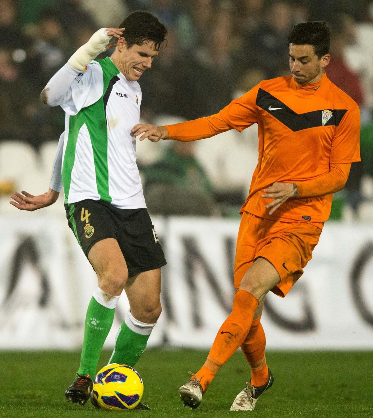 Enzo Rennela disputa un balón a Yuste. Enzo Rennela disputa un balón a Yuste.