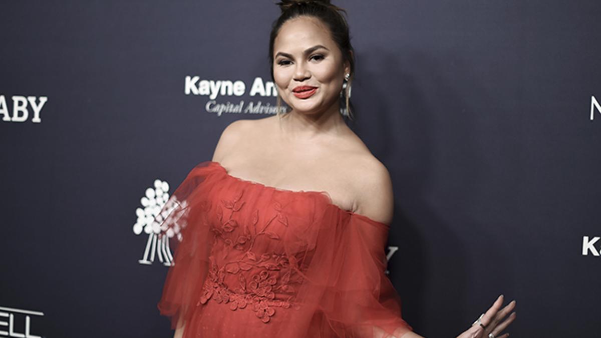 Chrissy Teigen durante una gala de premios con vestido rojo