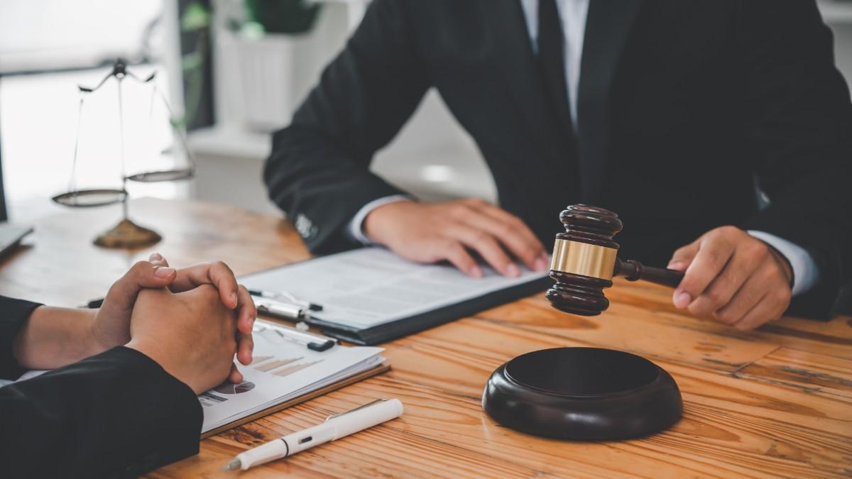 Un famoso abogado estalla contra la ley de la herencia: «No puedo desheredar a un hijo que me ha salido "de la gran fruta"»