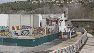 Girona denega la llicència per fer una sala de festes al Pont de la Barca perquè hi ha un ocupa en l'edifici del costat