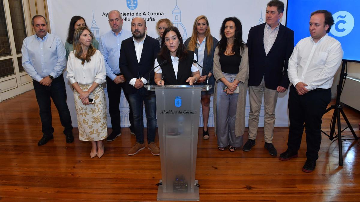 La alcaldesa, Inés Rey, este lunes en María Pita junto a su equipo durante la presentación del nuevo Gobierno local.