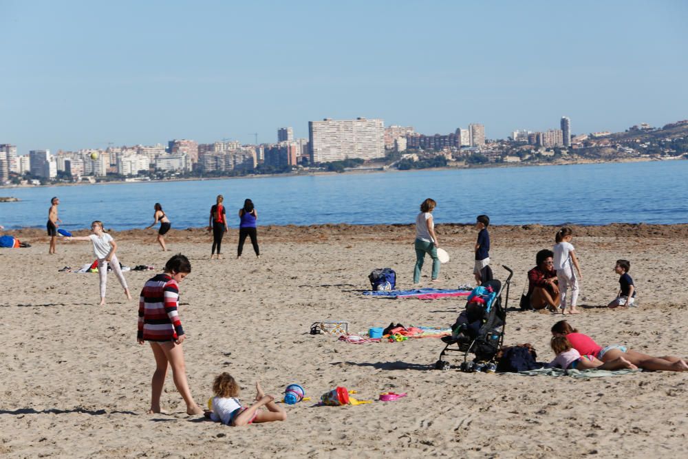 Alicantinos y turistas disfrutan a 20 grados de un